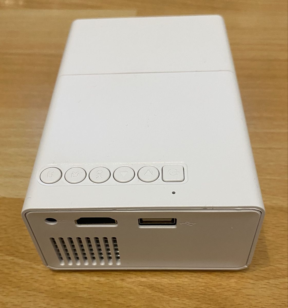 Mini-Beamer / Projektor weiss – mit Fernbedienung und Leinwa (Neu ...