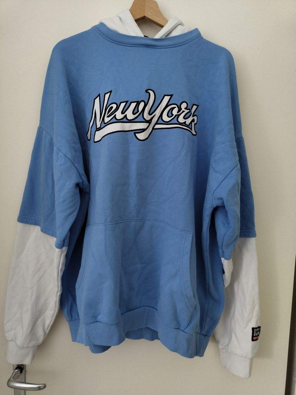 Pullover & Sweatshirts: Pullover Kapuzenpullover hellblau Grösse XXL New York – Gebraucht aus Reinach ag von Wildschwein_Braten