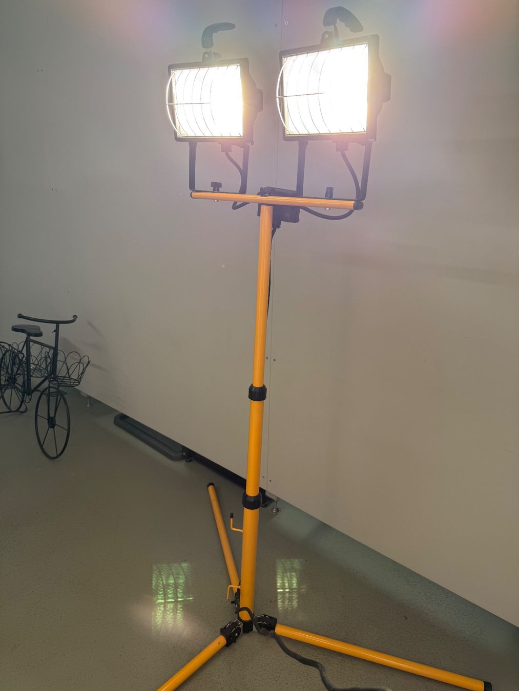 Lampade: Scheinwerfer 2x 500W mit Stativ – Usato da Oberriet SG venduto da Ironkandel 3