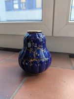 Kleine blaue Porzellanvase mit goldenen Verzierungen