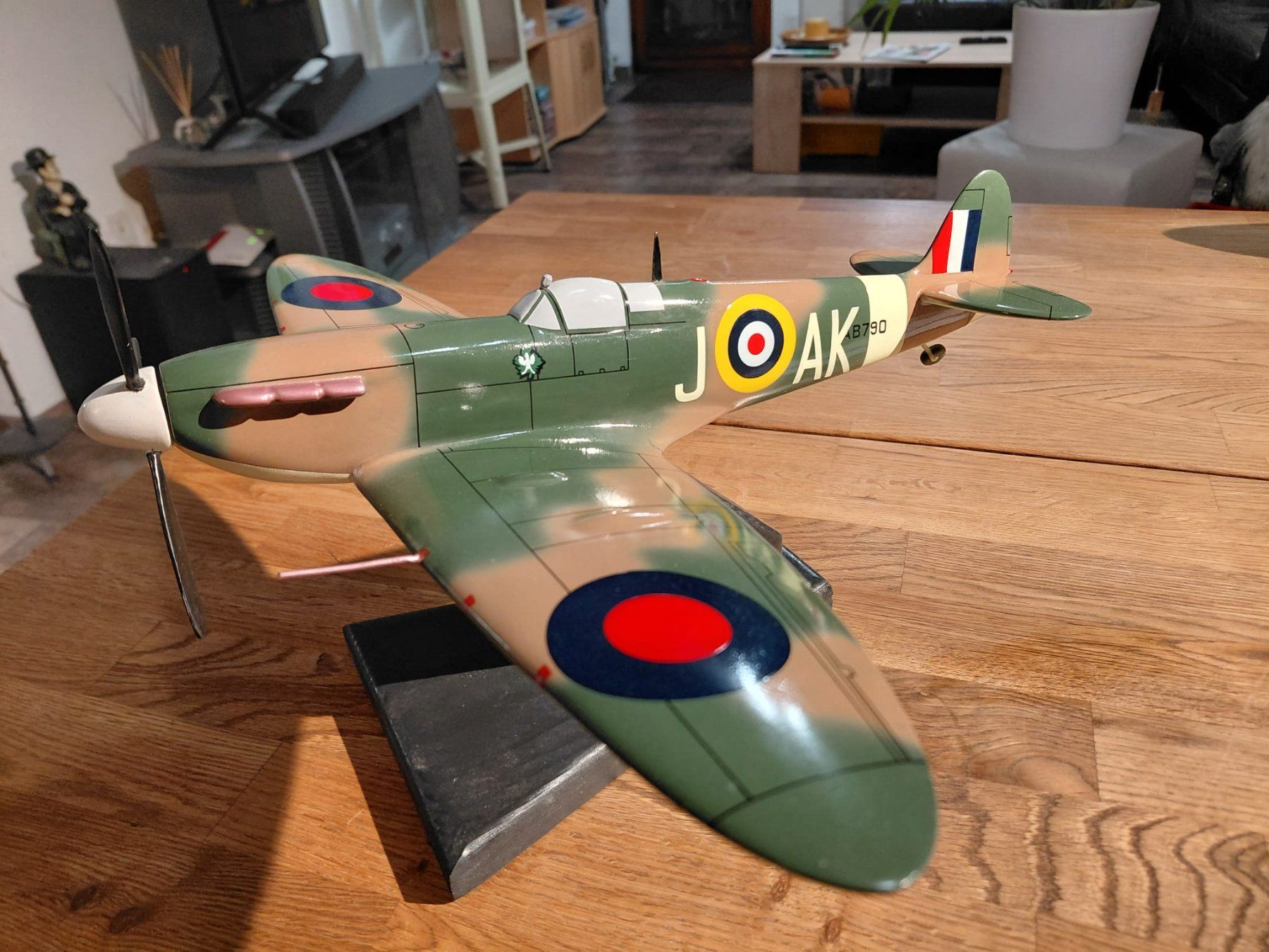 Kit di modellismo & Modellini statici: Spitfire Holzmodell mit Sockel Hand gemacht – Usato da Derendingen venduto da Nellino01 2