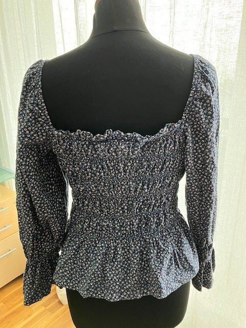 H&M Chemisiers: Bluse mit Blumenmuster, Gr. M, – D'occasion à Uznach par Atrani 1