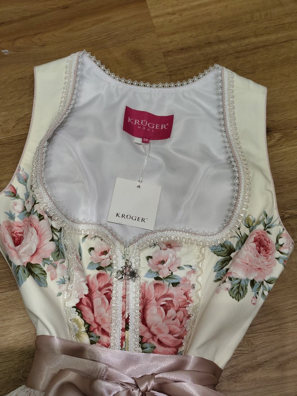 Krüger Vestiti: Dirndl von Krüger - Gr. 36 (kurz) – Nuovo e nell'imballaggio originale da Dussnang venduto da Rosenfee50 2
