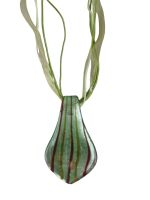 Halskette mit einem Kunstvollen Glasblatt