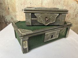 Zwei historische Geldkassetten – Büro- und Papeteriewaren –