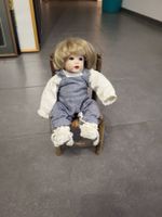 Puppe mit Stuhl und Kleidung, Vintage, guter Zustand