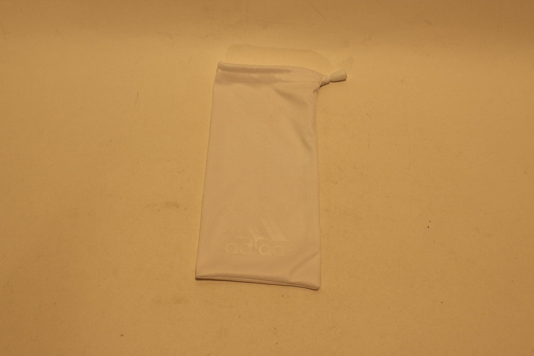 Adidas Altro in  Abbigliamento & Accessori: ADIDAS Mikrofaser Brillenetui, weiss – Nuovo e nell'imballaggio originale da Fehraltorf venduto da haefens 1