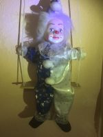 schöne Clownpuppe auf Rittseil