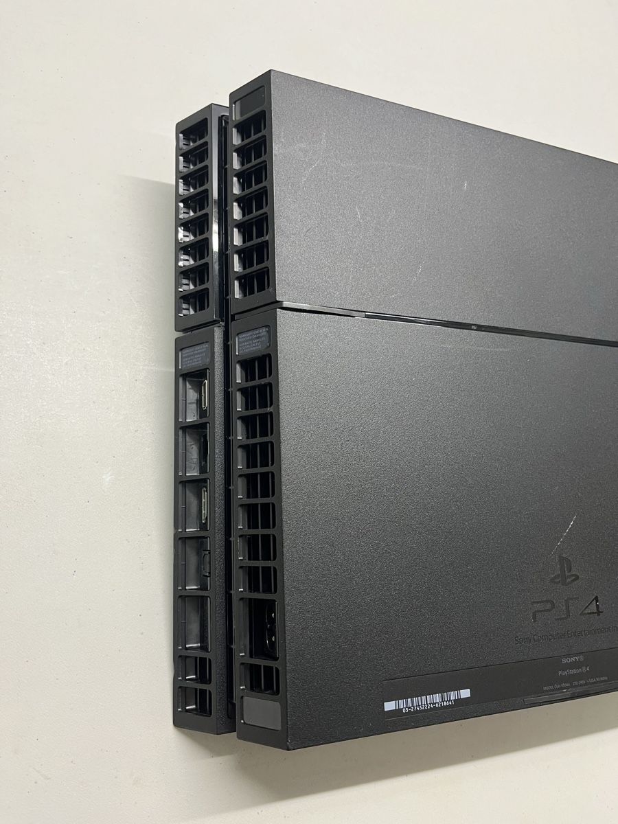 Sony Console: Sony PS4 Konsole 400 GB mit 2 Controller und Kabeln – Usato da Thalwil venduto da ranx 4