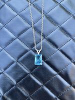 Halskette mit blauem Kristallanhänger edel