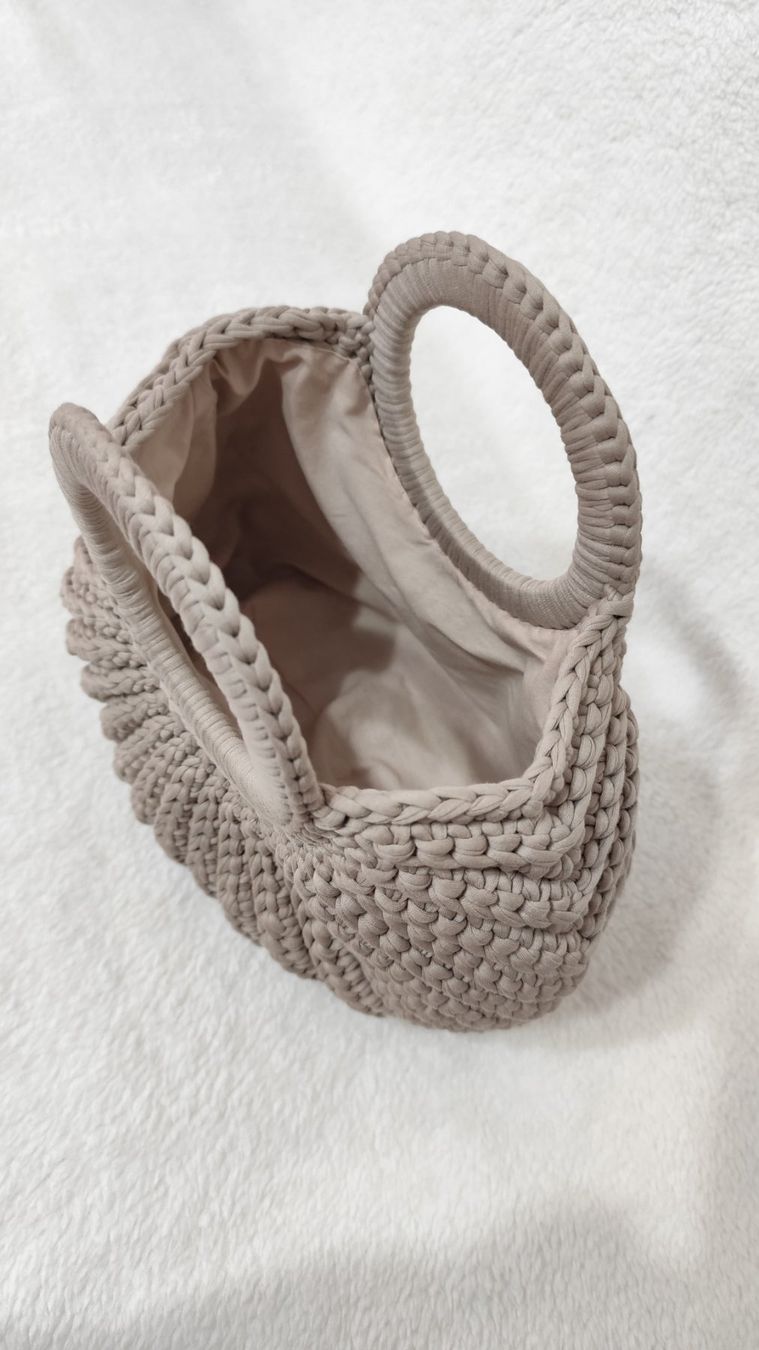 Borse da donna: Handgefertigte Häkeltasche in Beige – Nuovo (secondo la descrizione) da Kaltbrunn venduto da gurlukhandmade 2