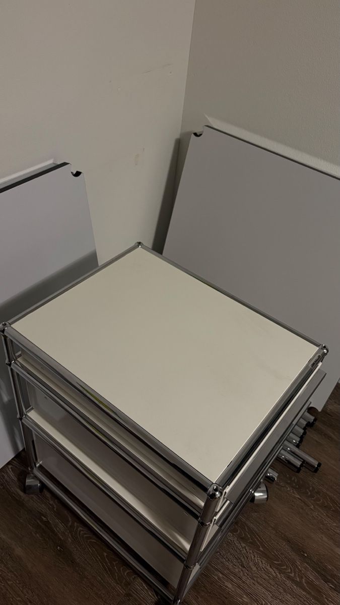 USM Banconi: USM Haller Rollcontainer Weiss – Usato da Etziken venduto da yve_9tfq 2