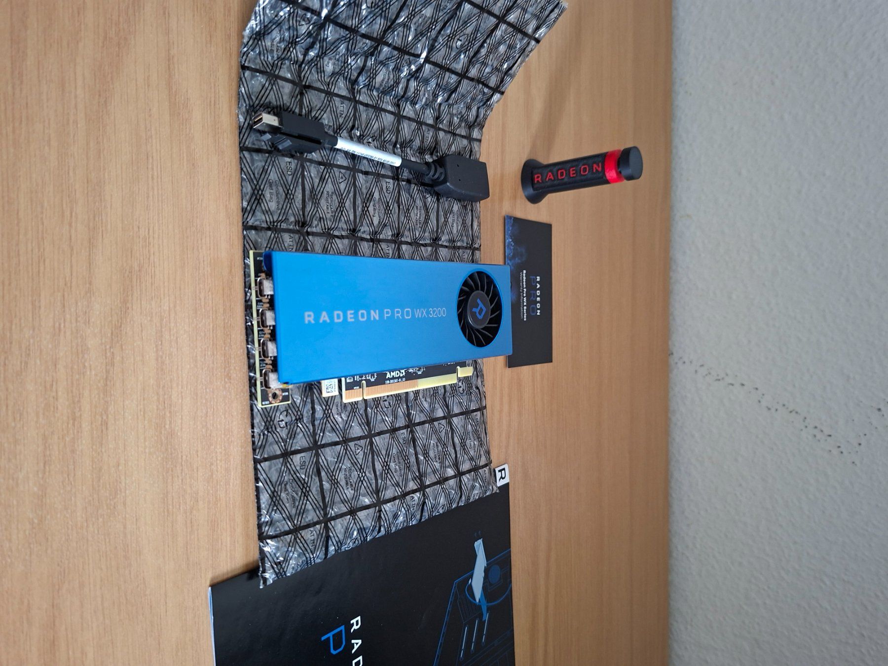 Amd Cartes graphiques: READON AMD Pro WX 3200 Neu mit Folie – Neuf (Voir description) à Mettmenstetten par C.Hof5 3