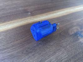 Reiseadapter mit ausklappbaren Steckern