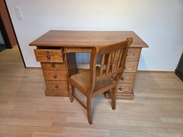 Antiker Eichenschreibtisch mit Stuhl - Stil und Charme