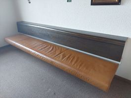 Vintage Wandbank /Sitzbank aus Leder, 294cm lang, mit Ablage