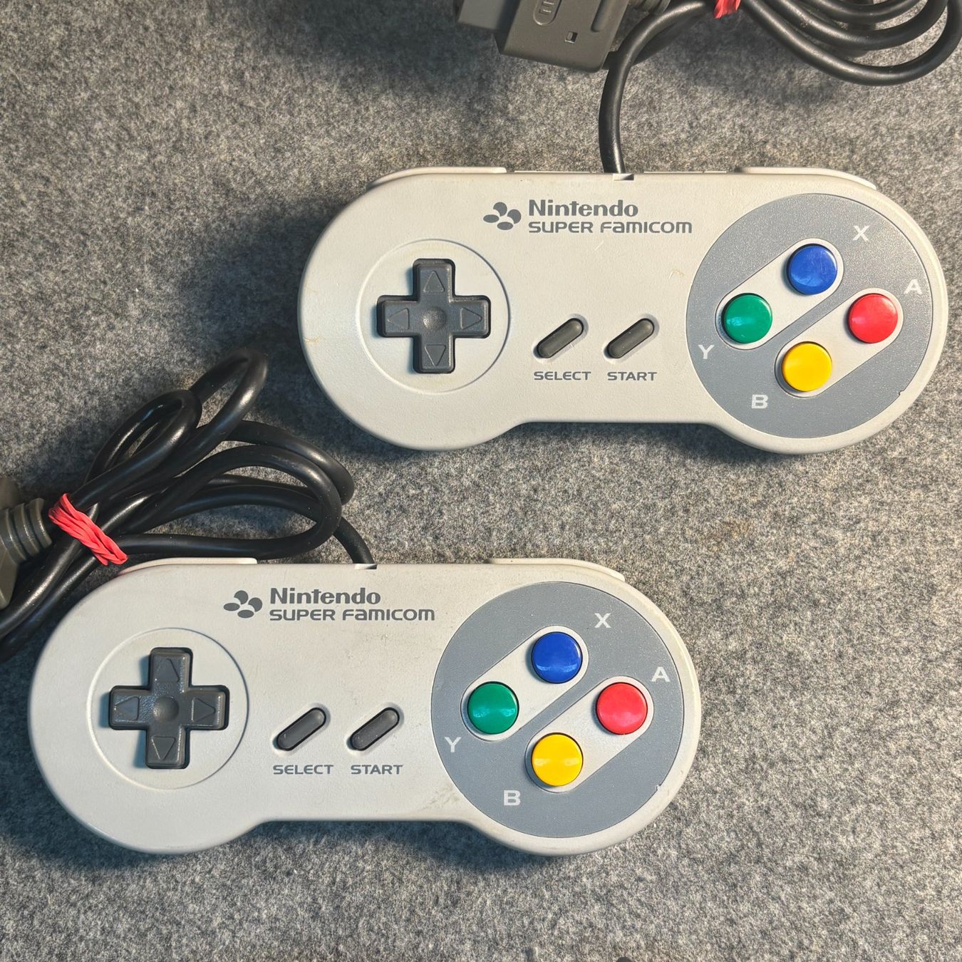 Nintendo Controller: Originale Super Nintendo Controller (SNES) – 2 Stück – Gebraucht aus Mollis von GamingCorner