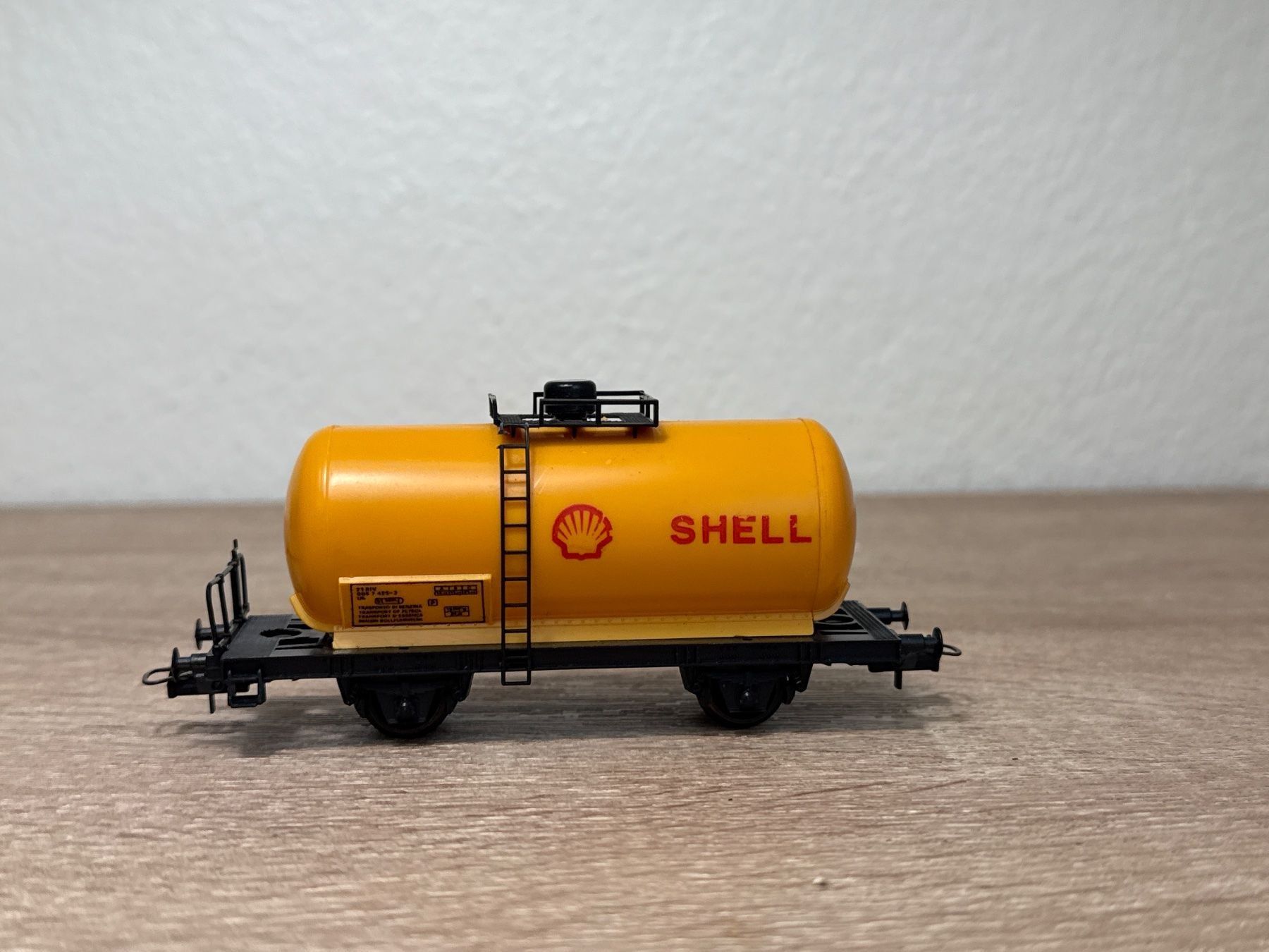 Lima Modellini di ferrovie: Lima Kesselwagen SHELL H0 (216) – Usato da St-Aubin-Sauges venduto da Lo_Go 1