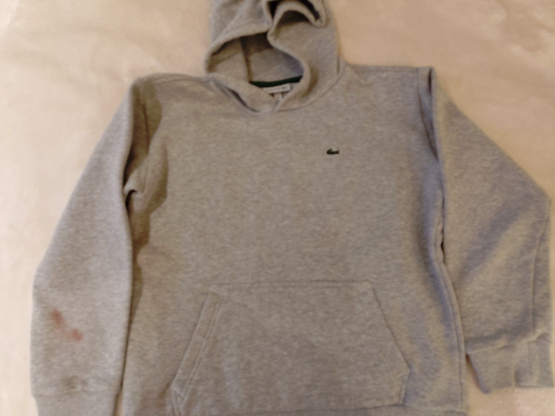 Lacoste Maglioni & Felpe: Lacoste Kapuzenpullover gebraucht mit Flecken Gr.: 140 – Usato da Bottmingen venduto da Pidi0