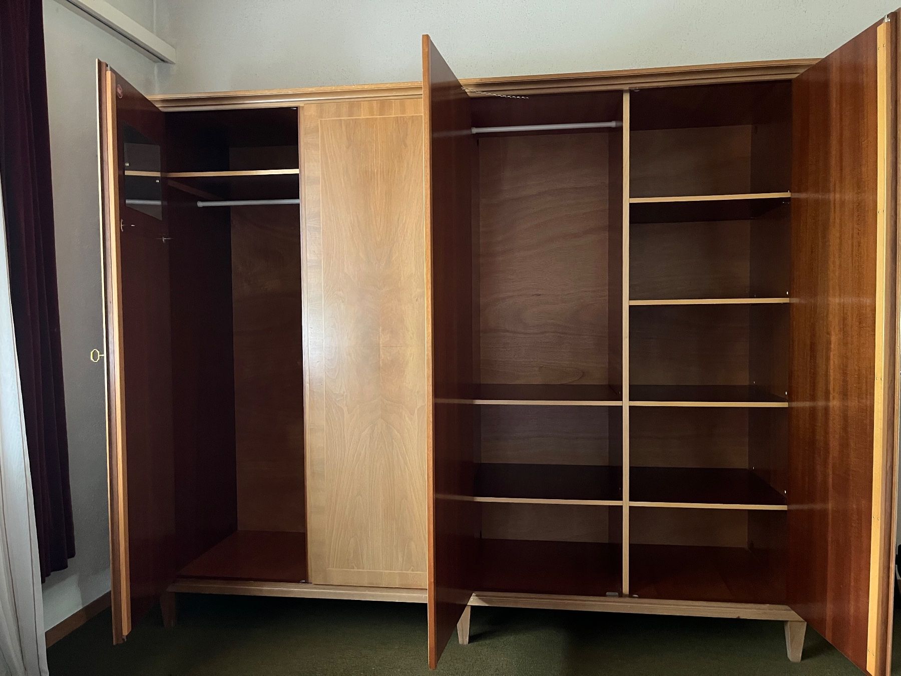 Schränke: Kleiderschrank – Gebraucht aus Schaffhausen von weintrotte 1