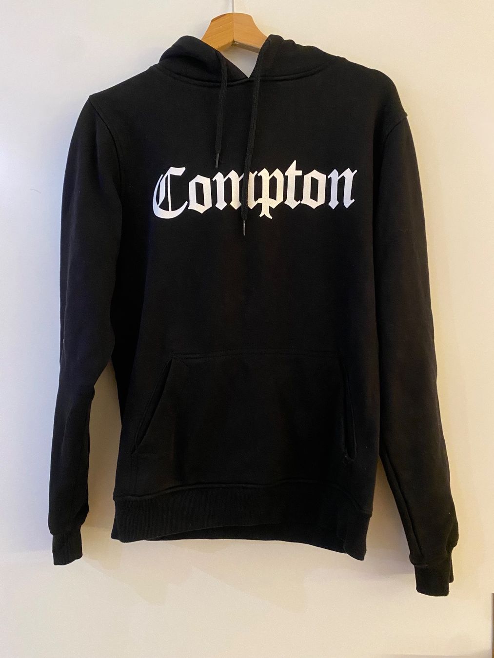 Pulls & Sweat-shirts: Compton Pullover schwarz S – D'occasion à Wil SG par sab_vl6q