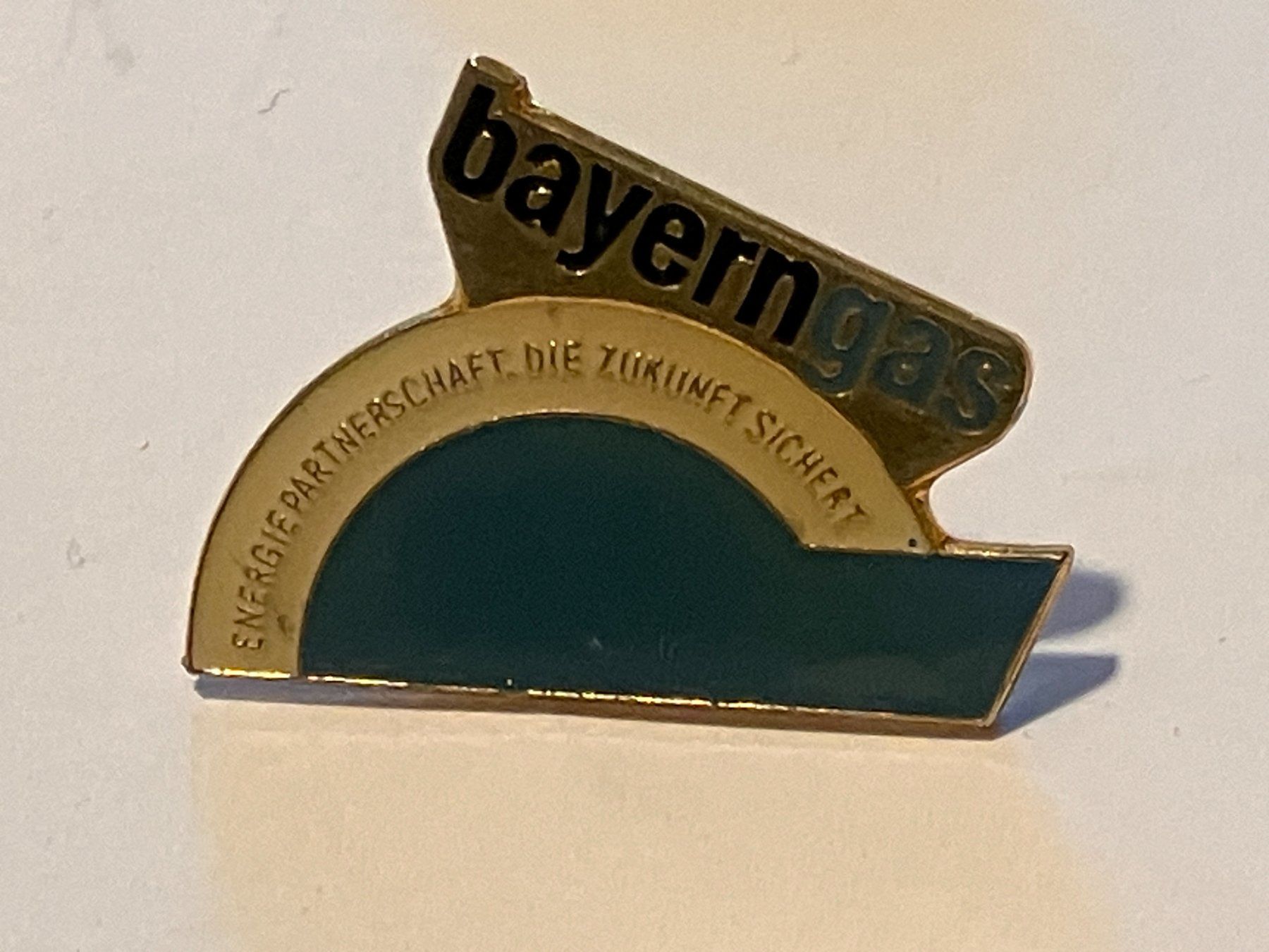 Placchette & Badge: 1 Pin Bayern Gas – Usato da Basel venduto da djwwpp