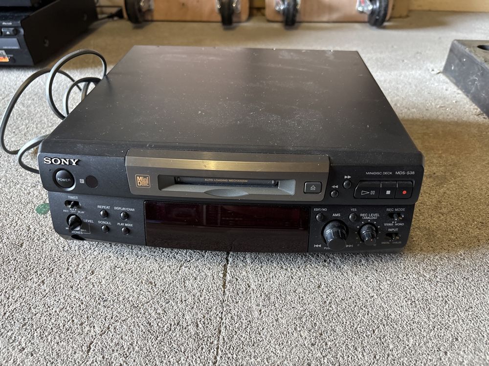 Lecteur/enregistreur MiniDisc Sony MDS-S38 Avec Télécommande – Pour Pièces Ou Réparation