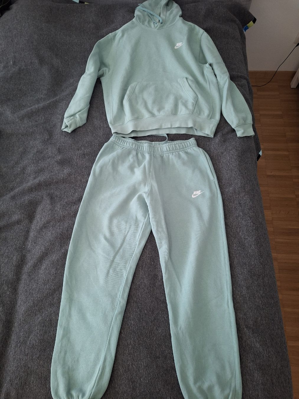 Nike Completi: Nike Trainingsanzug, mintgrün, Grösse M -  – Usato da Mumpf venduto da SwissDi