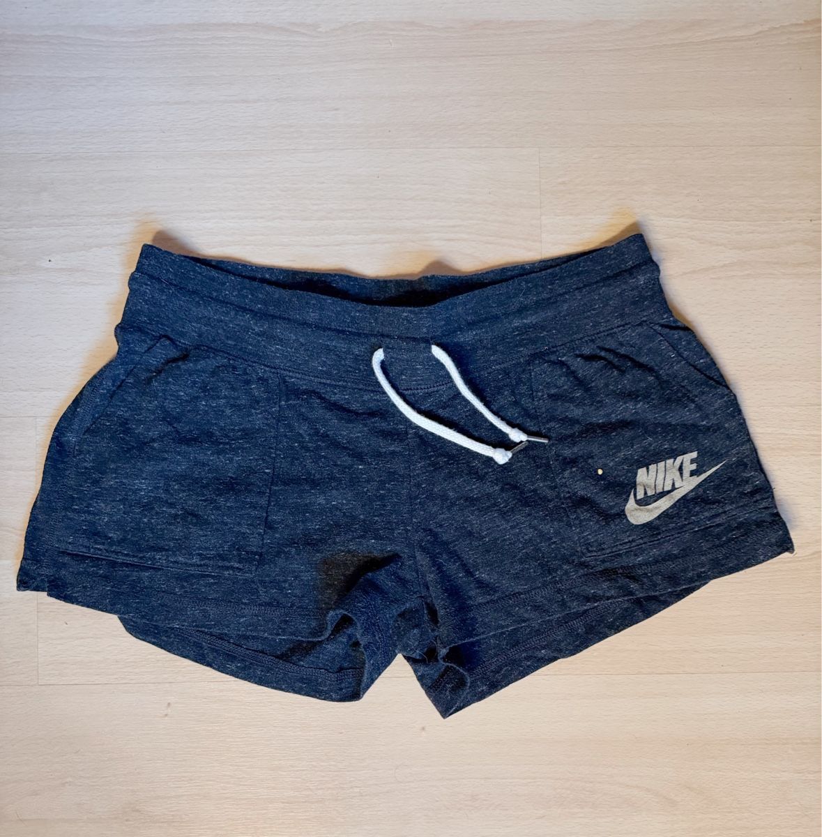 Nike Pantaloni: Nike Shorts Grösse M – Usato da Solothurn venduto da haslinuessli