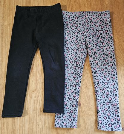 Set 2 warme Leggings Schwarz und Grau mit Herzmuster Gr. 104