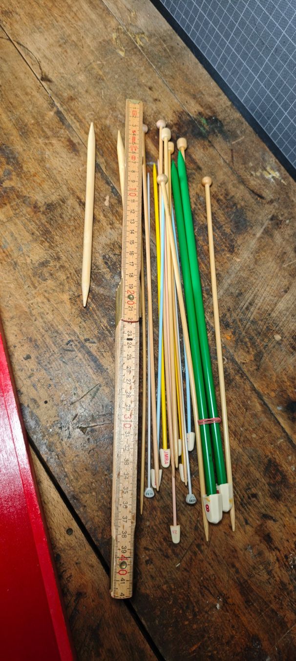 Ferri: Wunderschöne alte Stricknadeln in Holzkiste – Usato da Gelterkinden venduto da MYSTOREFORYOU4460 2