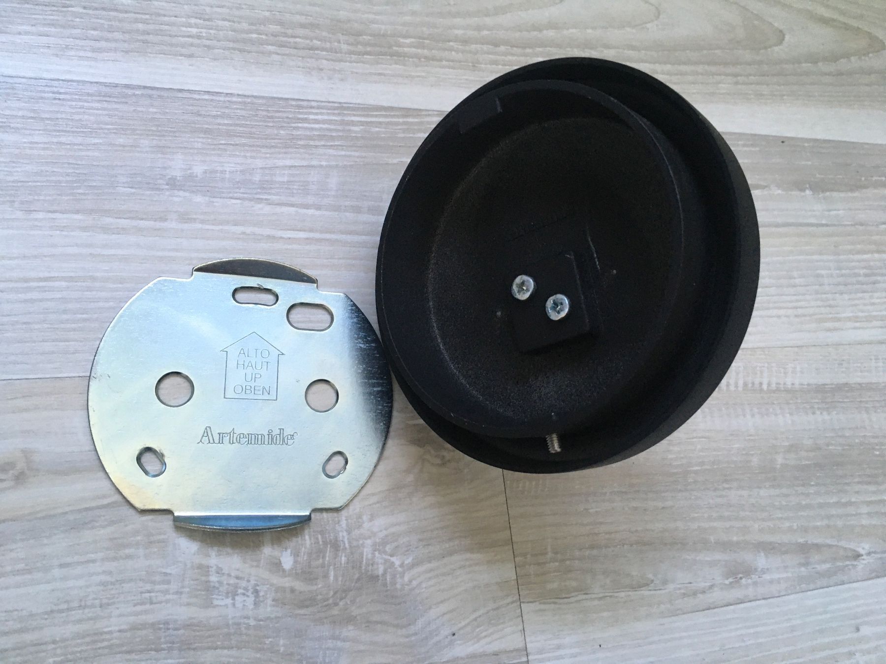 Supporti a parete: Artemide Wandhalter aus Metall – Usato da Freienwil venduto da Hubi030 1