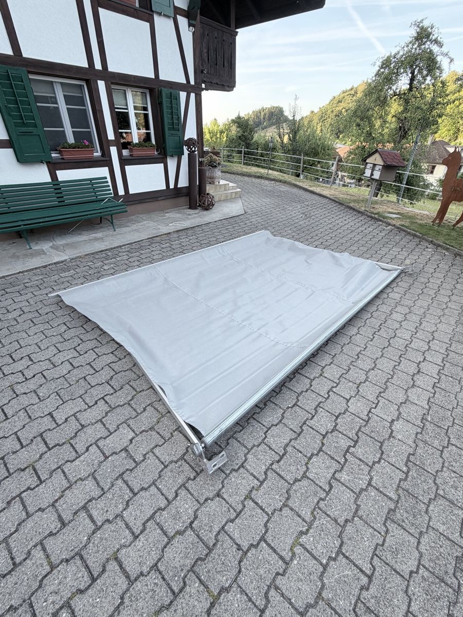Tende da sole: Markise grau 395cm breit 260cm hoch – Difettoso da Melchnau venduto da tkoenig93