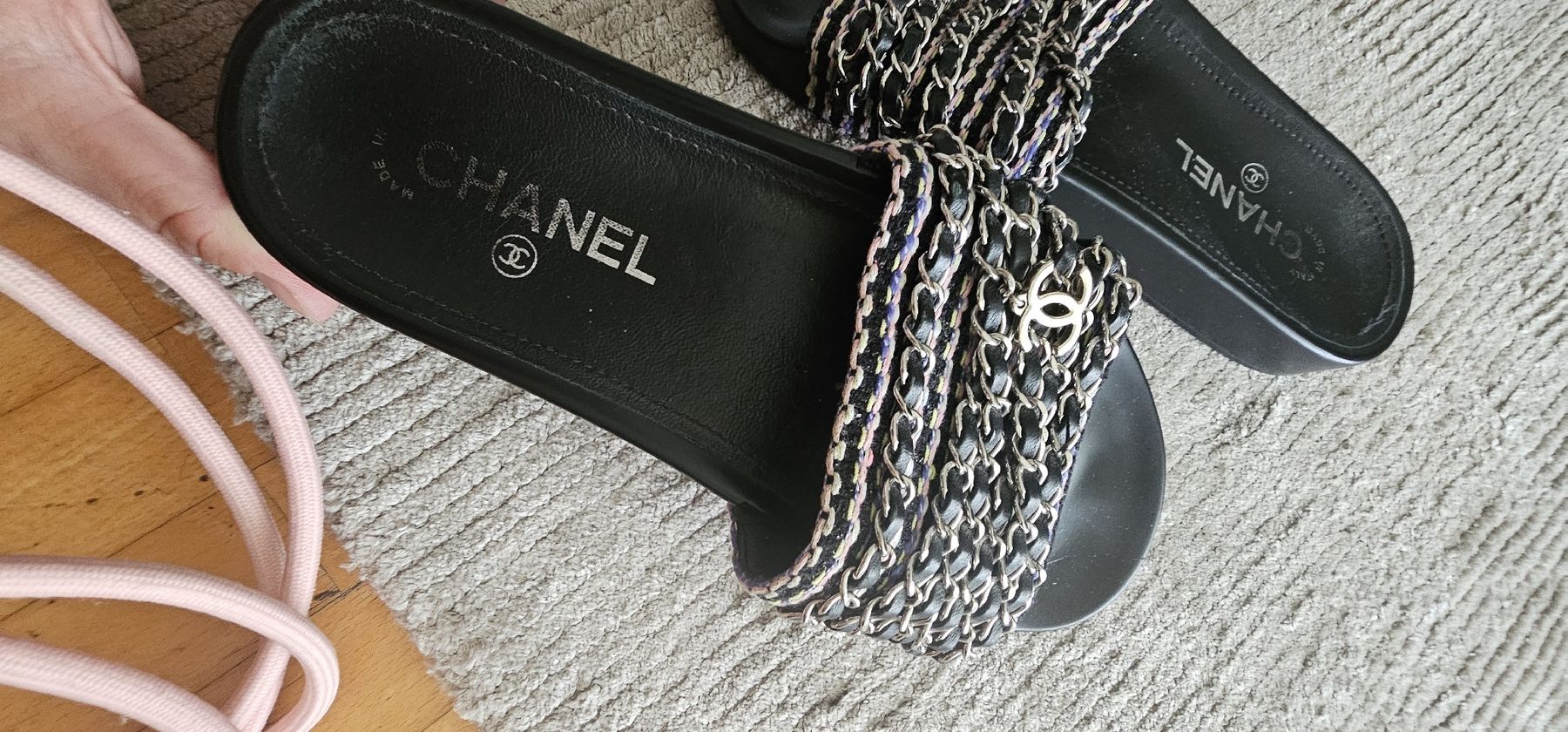 Chanel Damenschuhe: Chanel Slides/Pantoletten, Grösse 36, Schwarz – Gebraucht aus Riedikon von Winter21. 5