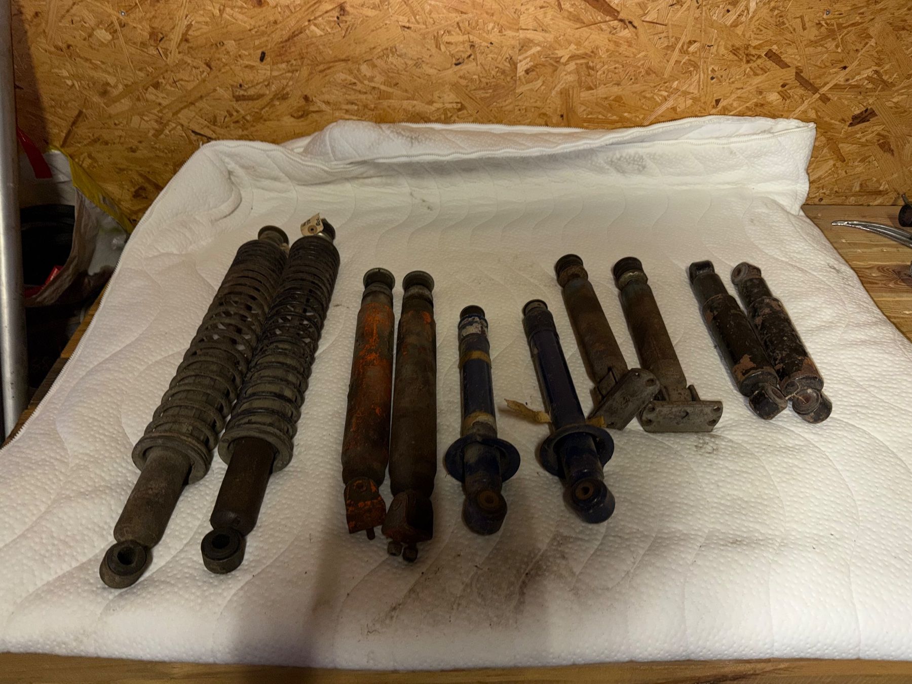Mercedes-Benz Tutti pezzi di ricambio auto: Diverse Stossdämpfer Mercedes Benz Oldtimer – Usato da Luzern venduto da Basa73 1
