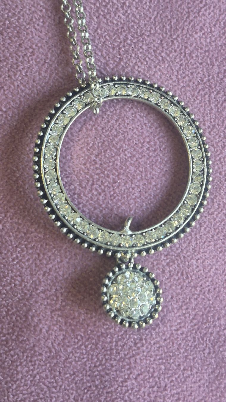 Catenine: Collana cerchio con strass e pendente metallo argentato – Usato da Giubiasco venduto da Stefaniav