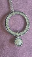 Collana cerchio con strass e pendente metallo argentato