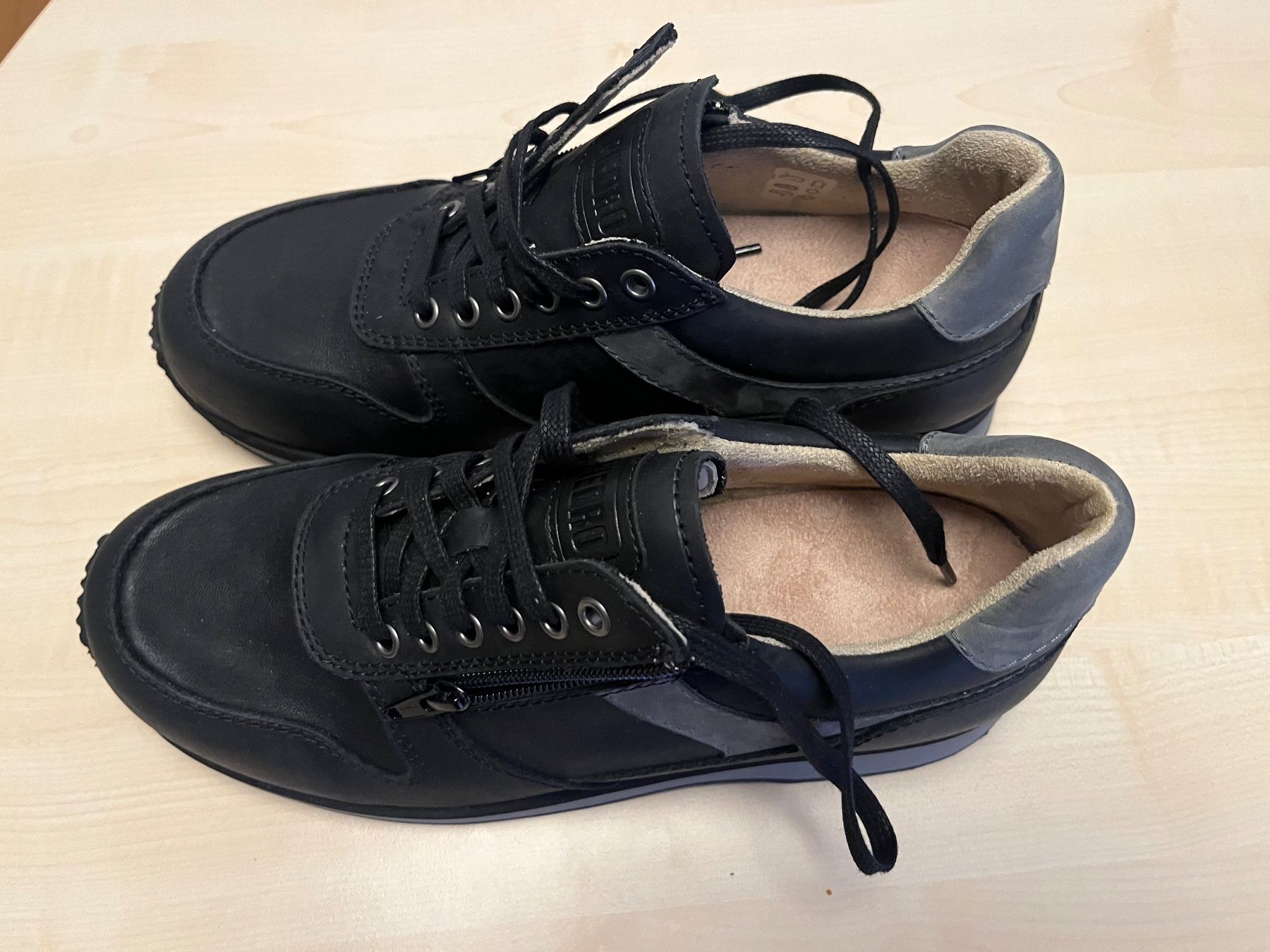 Scarpe da uomo: Herren Sneaker schwarz Grösse 43 mit Reissverschluss – Nuovo e nell'imballaggio originale da Boll venduto da pet_p87r 1