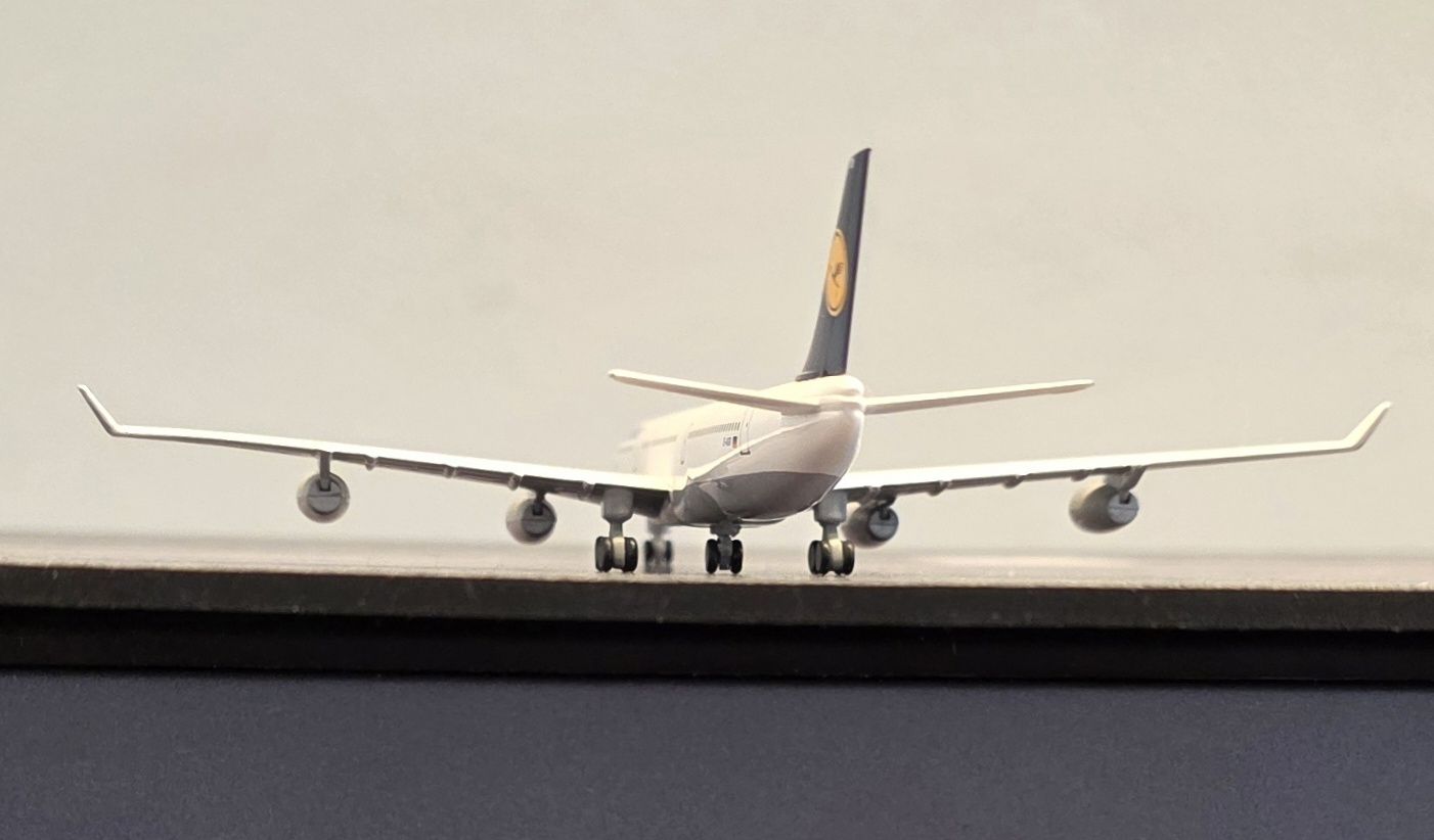 Airbus Kit di modellismo & Modellini statici: Lufthansa Airbus A340-300, Modell Edition 1:500 – Usato da Männedorf venduto da Modellbau-wyss 3
