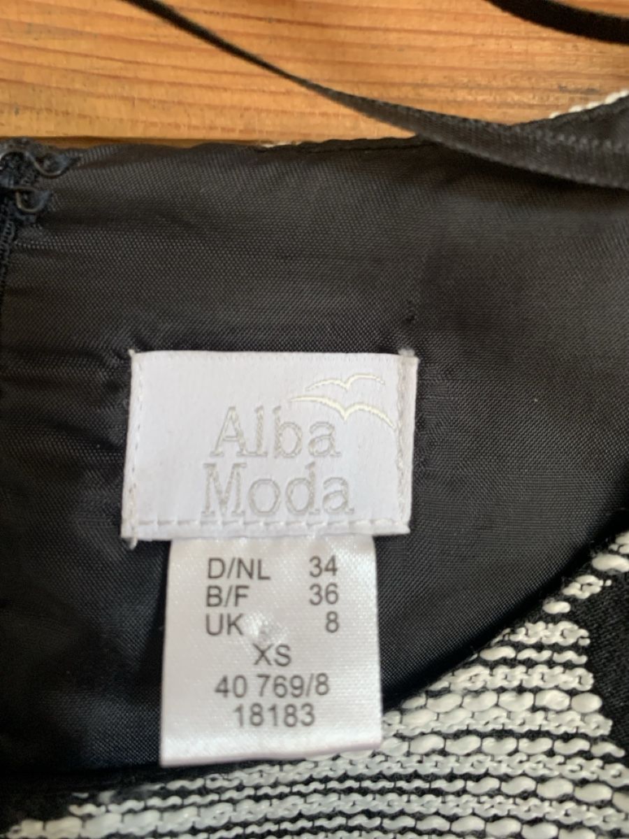Alba Moda Vestiti: Etuikleid Alba Moda neu, Gr. 34  – Nuovo (secondo la descrizione) da Teufen AR venduto da parazello 3