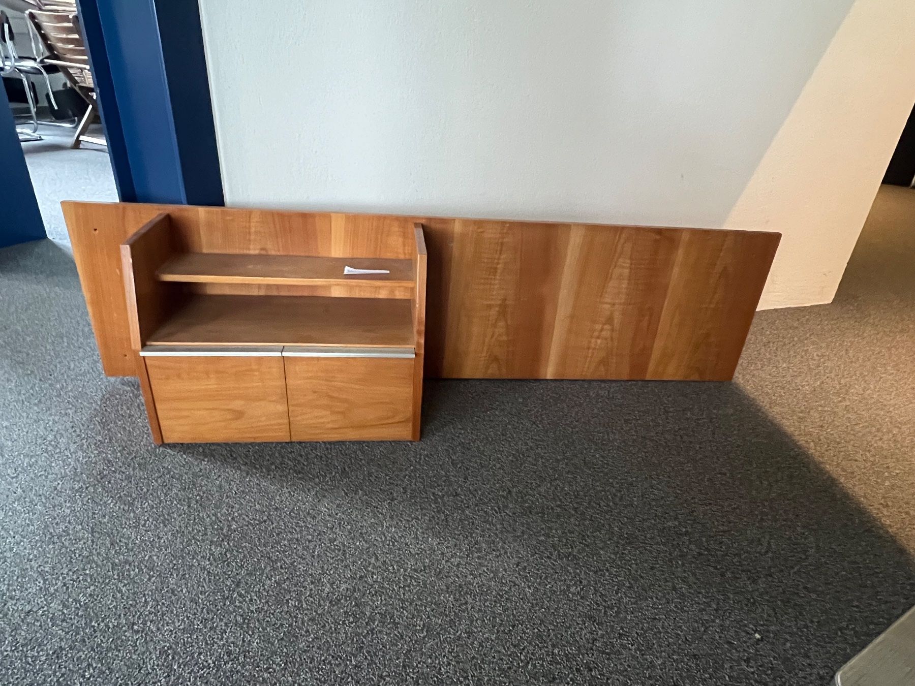 Comodini: Bettrückwand mit Nachttisch – Usato da Solothurn venduto da Spicar 1