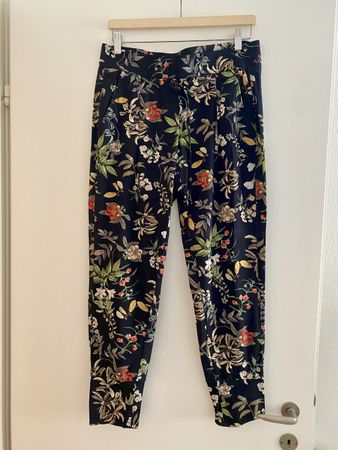 Hose, Schwarz mit Blumen, Gr. 40, neu
