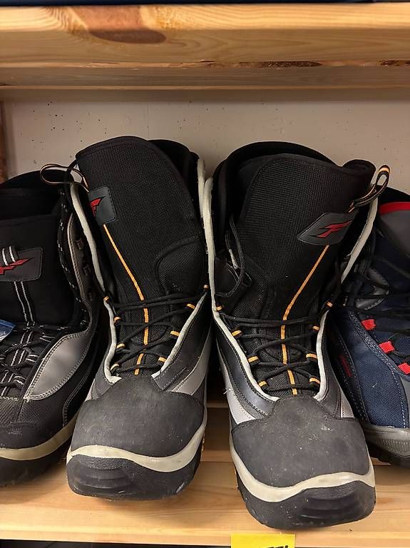 Herrenschuhe: Snowboard Schuhe – Gebraucht aus Meilen von larakuppel