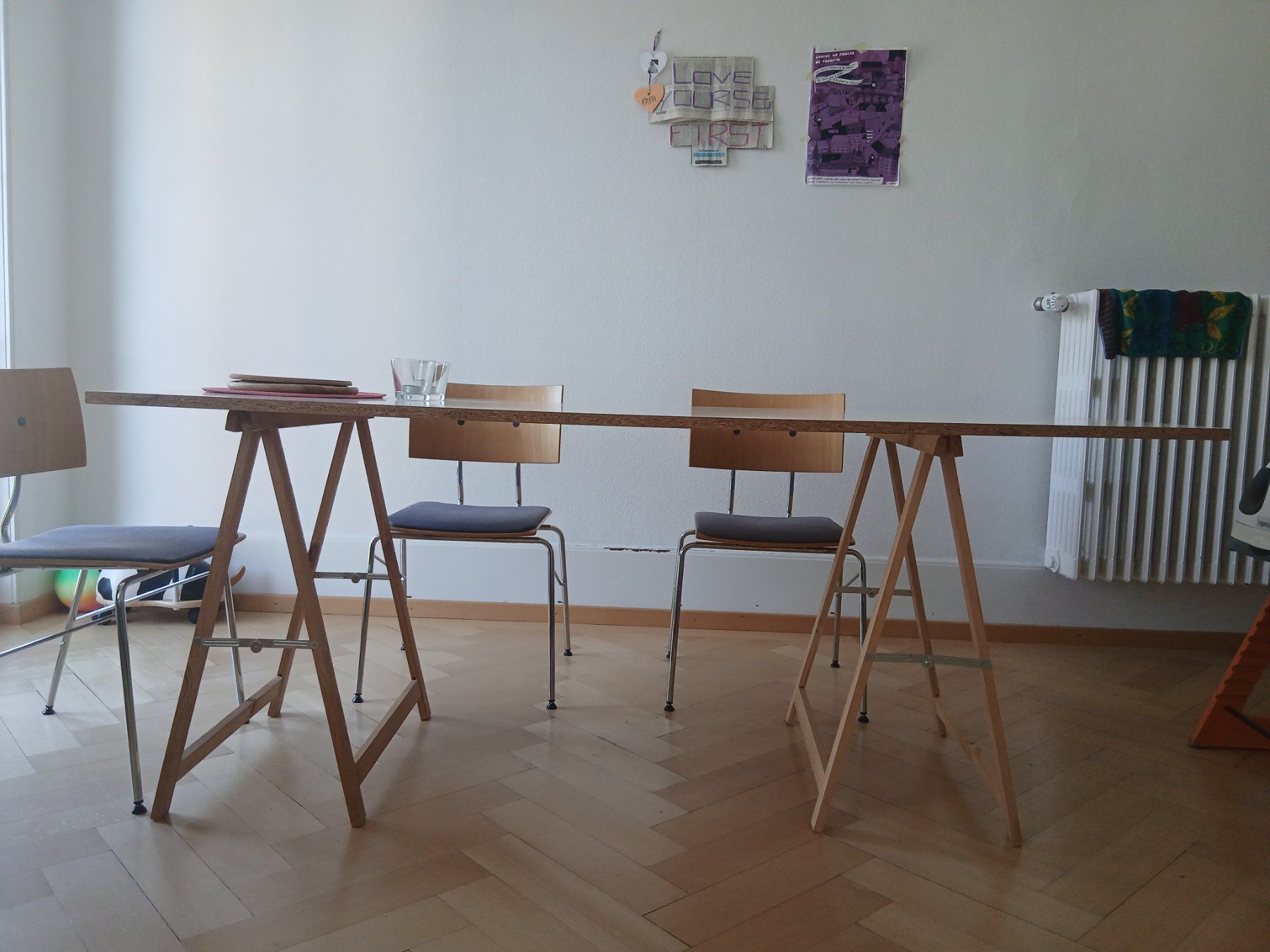 Pfister Tische: Tisch: Holzplatte mit 2 Malerböcken – Gebraucht aus Biel/Bienne von lis_gz7s 1