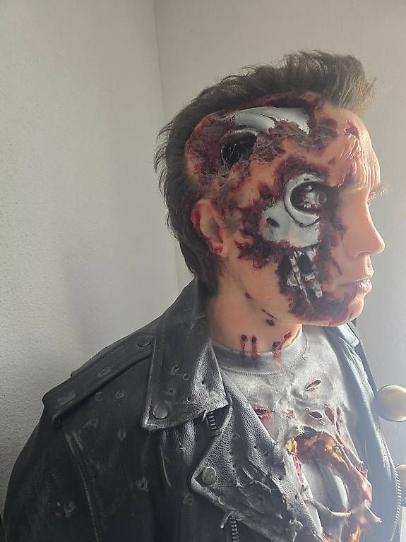 Statuette: Terminator 2 Arnold Schwarzenegger Lifesize 1:1 – Usato da Ermenswil venduto da Ingram0 1