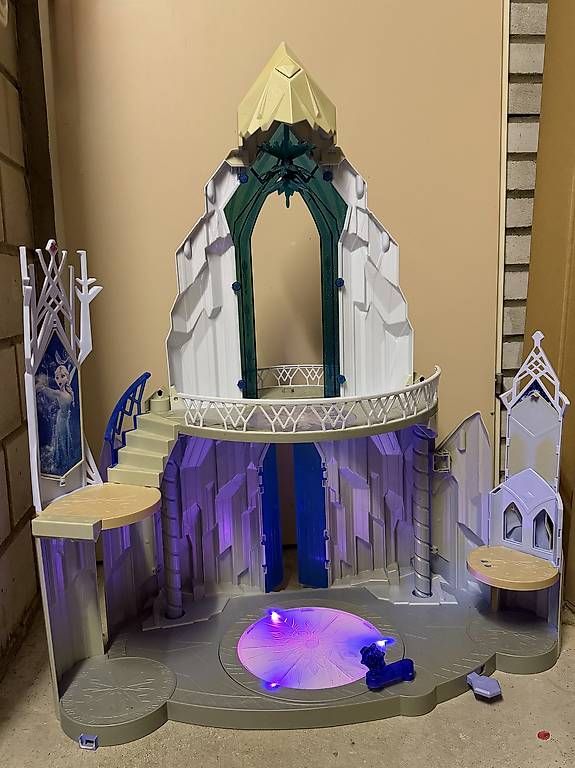 Puppenhäuser & -möbel: Frozen-Schloss – Gebraucht aus Riehen von pau_vl6b 2