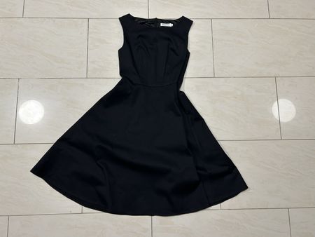 Schwarzes, klassisches Baumwollkleid