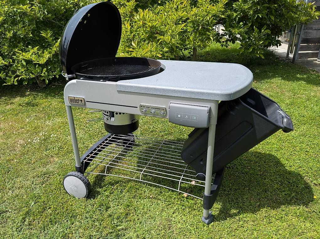 Weber Grils: Weber Holzkohle Grill Performer – D'occasion à Hinwil par hiwatt