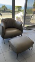 Fauteuil lounge en cuir taupe avec pouf assorti, excellent