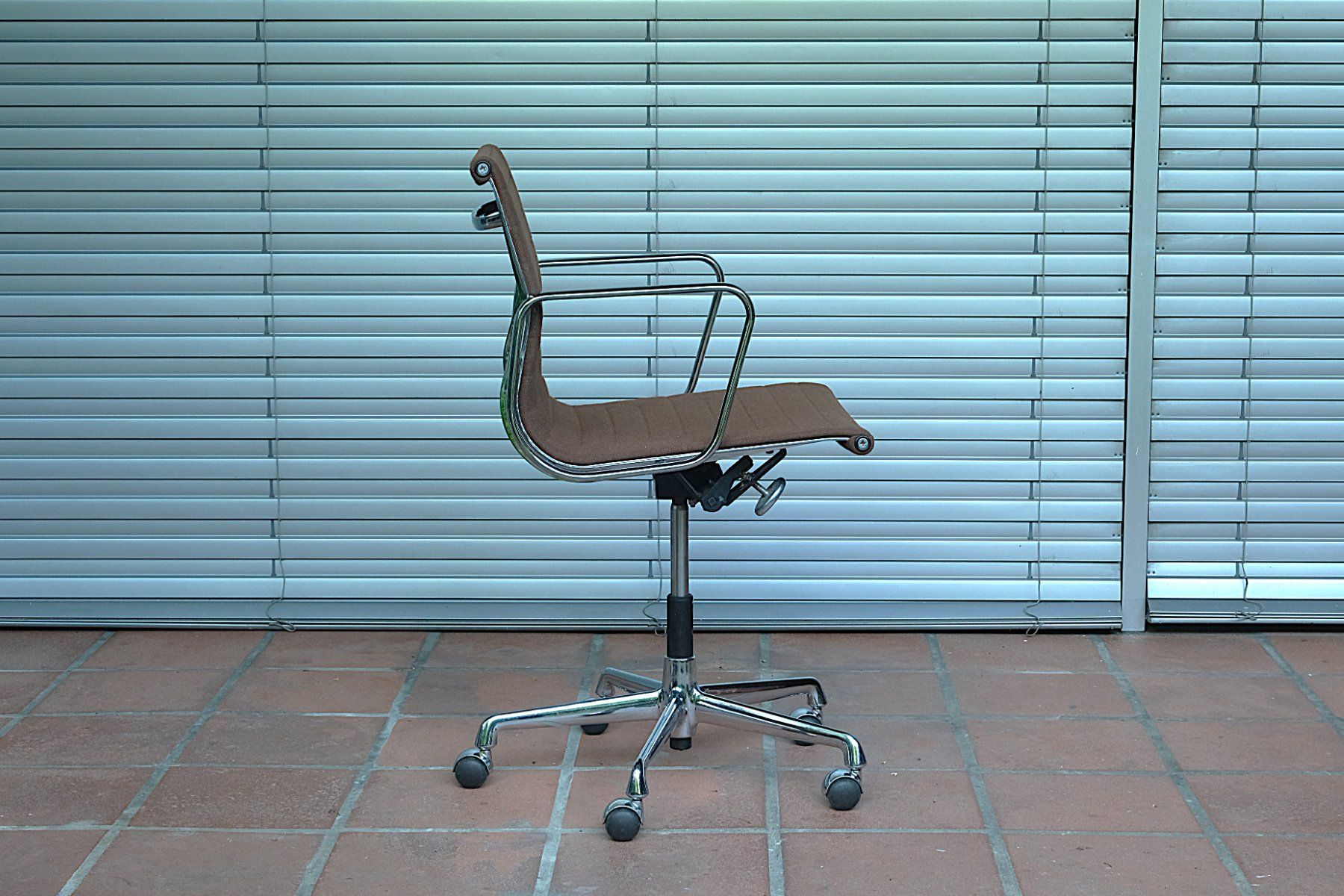 Eames Poltrone: Vitra Eames Aluminium Office Chair EA 117 – Usato da Bern venduto da secondchoice 2